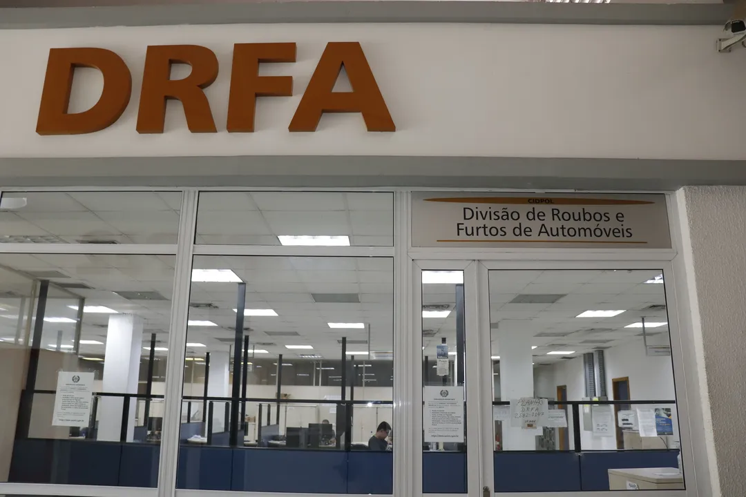 A prisão foi realizada por policiais da Delegacia de Roubos e Furtos de Automóveis