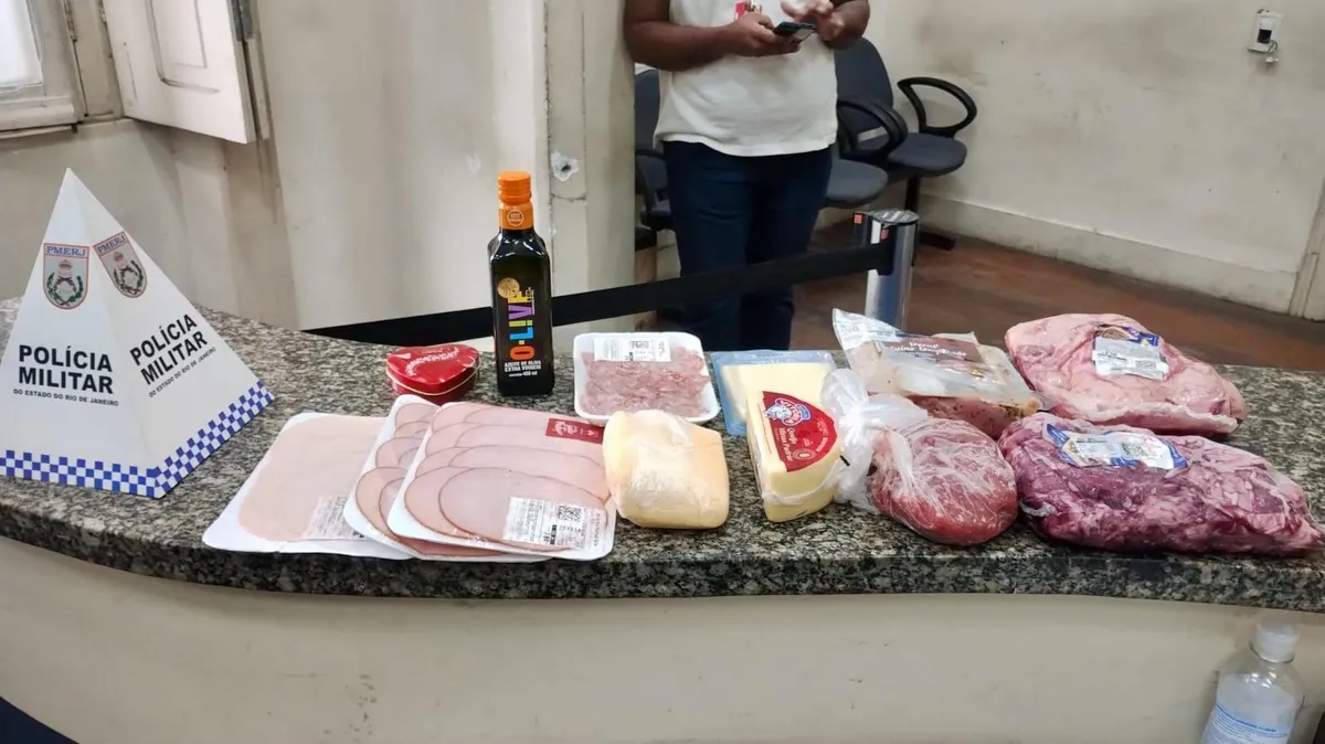 Homem foi detido pela PM no estacionamento do mercado em Niterói com mochila cheia de alimentos