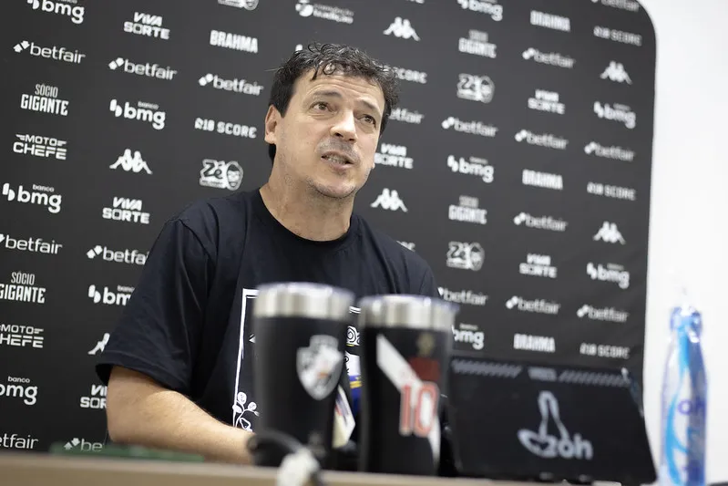 Fernando Diniz terá mês decisivo no Vasco
