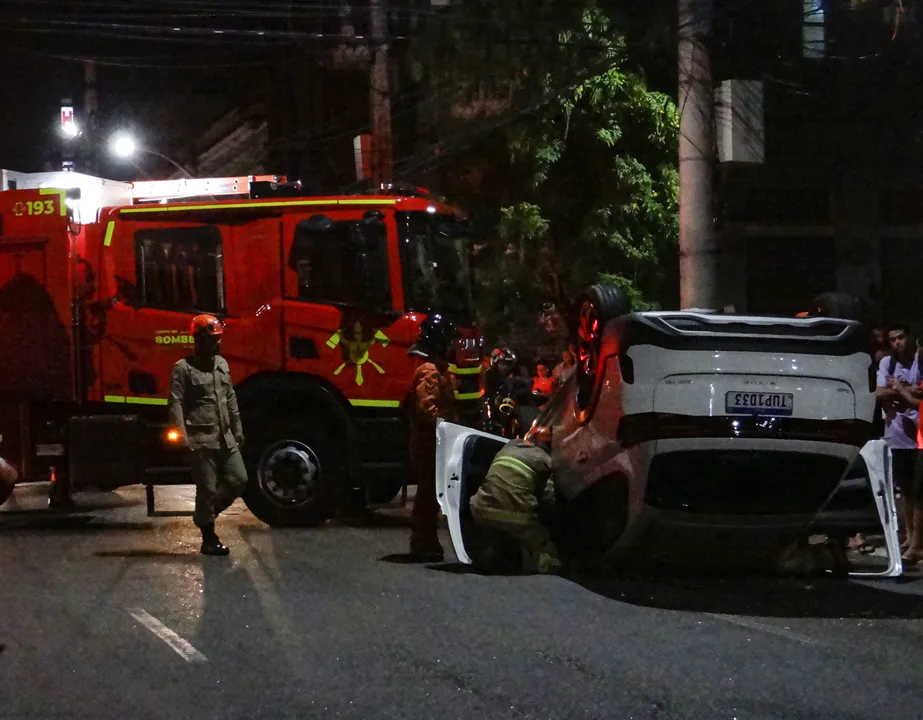 Bombeiros chegaram rapidamente ao local para prestar socorro aos envolvidos