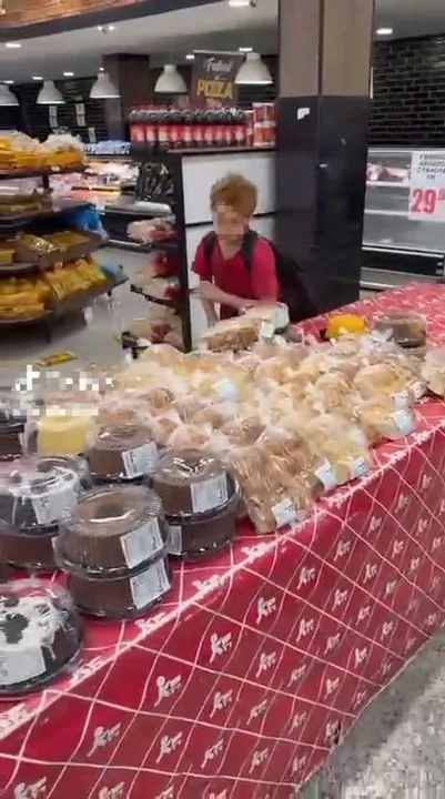 O menor surge jogando todos os produtos no chão
