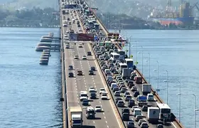 Acidente entre carro e moto na Ponte Rio-Niterói deixa homem ferido nesta segunda