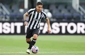 Artur sente dores no peito e vira dúvida no Botafogo