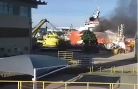 Bombeiros seguem combatendo incêndio em estaleiro, em Niterói, desde a tarde de sábado (17)
