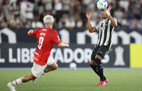 Botafogo vence Estudiantes por 3 a 2 e segue vivo na Libertadores