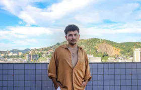 Com milhões de views no TikTok, cantor gonçalense DeLuca comenta novos projetos e paixão pela música