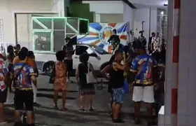 Ensaio de rua de escola de samba prejudica alunos e professores da Universo, em Niterói; vídeo