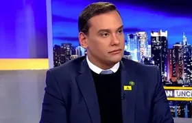 Filho de brasileiros, ex-deputado dos EUA e drag queen no Brasil, George Santos deve se entregar hoje à Justiça