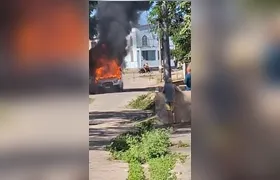 Homem em surto incendeia ambulância do Samu em São Gonçalo; Vídeo!