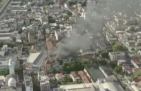 Incêndio destrói confecção na Zona Norte do Rio; Resgate de pessoas presas é dramático