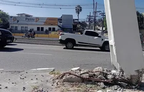 Moradores temem queda de poste em Itaipu, Niterói; situação se mantém desde o ano passado após acidente de carro