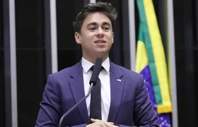 Nikolas Ferreira sai com rosto sangrando após confusão na Câmara de Deputados