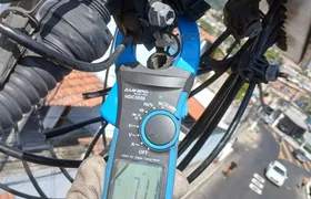 Operação da Enel Rio remove gatos de energia em residência e comercio de Niterói