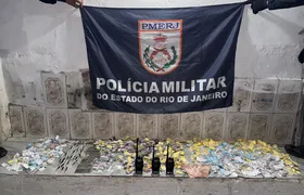 PM prende quatro por tráfico de drogas em comunidade no Centro de Niterói; Vídeo