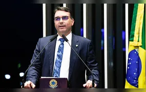Após prisão domiciliar do pai, Flávio Bolsonaro propõe "pacote da paz" com anistia e impeachment de Moraes