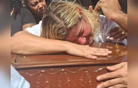 Familiares e amigos dão o último adeus a jovem agredido em bar: 'É uma mãe que perdeu o filho, quero justiça'