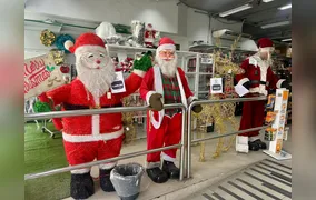 Natal em agosto? Enfeites natalinos já enfeitam vitrines de lojas e surpreendem consumidores