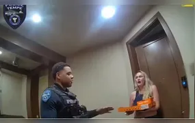 Nos EUA, policias prendem entregador, mas finalizam entrega de pizza para o cliente