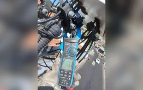 Operação da Enel Rio remove gatos de energia em residência e comercio de Niterói
