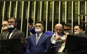 Oposição pernoita nos plenários do Congresso para impedir trabalhos