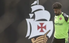 Paulinho volta a jogar após quase dois meses e busca espaço no Vasco de Diniz