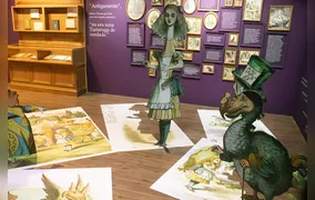 Shopping de Niterói recebe exposição inédita nos dos 160 anos do clássico do País das Maravilhas