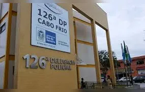 Três corpos carbonizados são encontrados dentro de carro incendiado em Cabo Frio