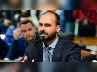 Ainda nos EUA, Eduardo Bolsonaro volta a receber salário do deputado federal