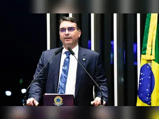 Após prisão domiciliar do pai, Flávio Bolsonaro propõe "pacote da paz" com anistia e impeachment de Moraes