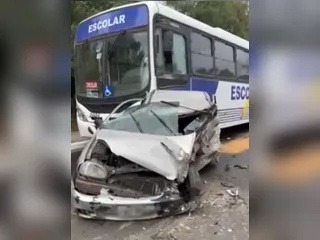 Colisão entre carro, caminhão e ônibus escolar complica trânsito na Região dos Lagos