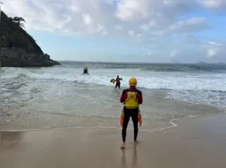 Corpo de Bombeiros busca casal de adolescentes que desapareceu no mar da Praia do Leme