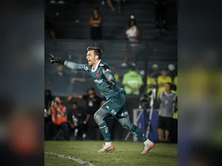 Vasco faz nova oferta por Léo Jardim e avança para renovação