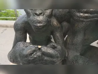 Escultura de macacos com celulares é removida da Praça Arariboia após furtos
