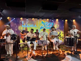 Grupo Bom Gosto agita estúdio da Rádio Mania, na Universo Niterói