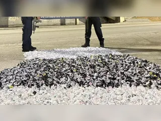 Idosa é presa com 11 mil pinos do cocaína escondidos no porta-malas de carro