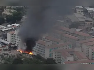 Incêndio atinge terreno baldio usado como lixão em Inhaúma, na Zona Norte do Rio