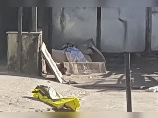 Jovem é morto por bala perdida em passarela de Thomaz Coelho