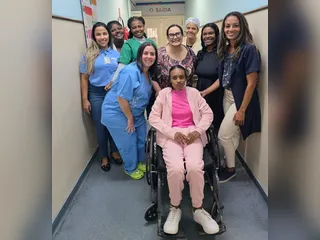 Menina que levou choque junto com irmão na Região dos Lagos recebe alta hospital