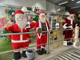 Natal em agosto? Enfeites natalinos já enfeitam vitrines de lojas e surpreendem consumidores