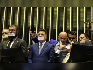 Oposição pernoita nos plenários do Congresso para impedir trabalhos