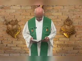 Padre Júlio Lancellotti celebra missa poucas horas após deixar hospital