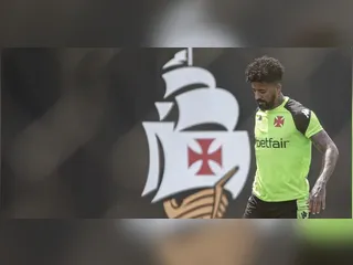 Paulinho volta a jogar após quase dois meses e busca espaço no Vasco de Diniz