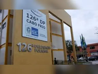 Três corpos carbonizados são encontrados dentro de carro incendiado em Cabo Frio