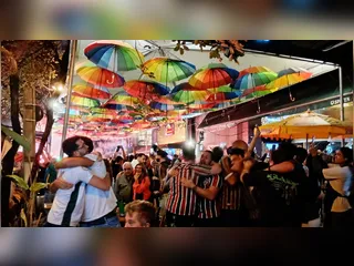 Tricolores fazem a festa e comemoram a classificação da equipe por bares de Niterói