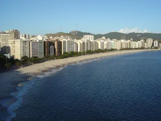 Turista esfaqueada em praia de Niterói recebe alta médica