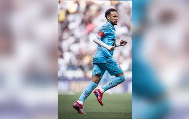 Após torcer o tornozelo, Neymar critica gramado sintético: 'Comprovado… sintético é uma m****'