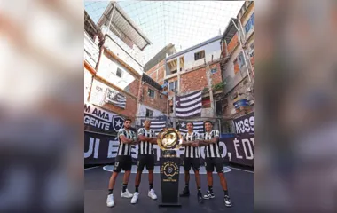 Botafogo expõe taça do Mundial de Clubes em comunidade no Rio