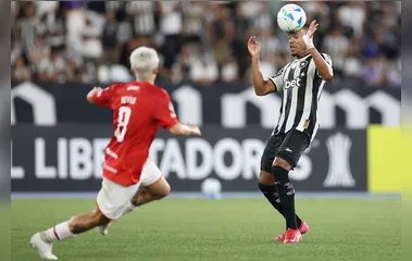 Botafogo vence Estudiantes por 3 a 2 e segue vivo na Libertadores