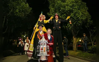 Caminhada das lanternas ilumina a Bauernfest