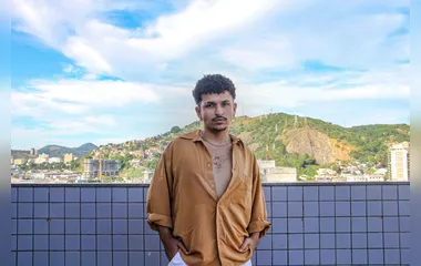 Com milhões de views no TikTok, cantor gonçalense DeLuca comenta novos projetos e paixão pela música